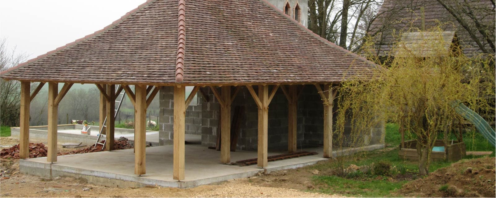 Charpente traditionnelle en bois taillée en atelier
